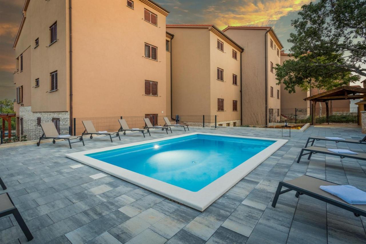 Apartments Cesare With Shared Pool Ližnjan Екстериор снимка
