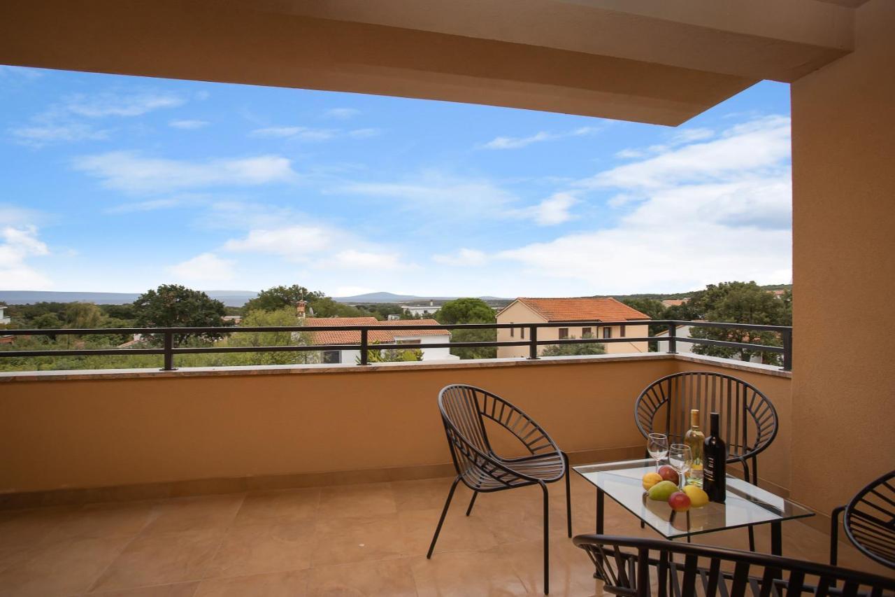 Apartments Cesare With Shared Pool Ližnjan Екстериор снимка