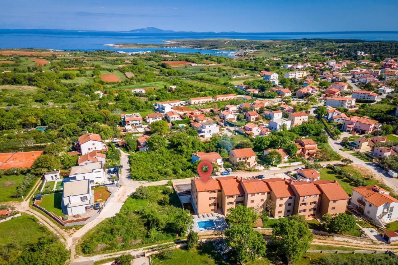 Apartments Cesare With Shared Pool Ližnjan Екстериор снимка