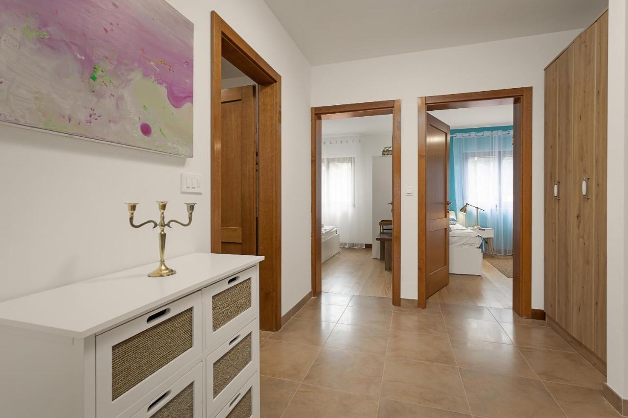 Apartments Cesare With Shared Pool Ližnjan Екстериор снимка