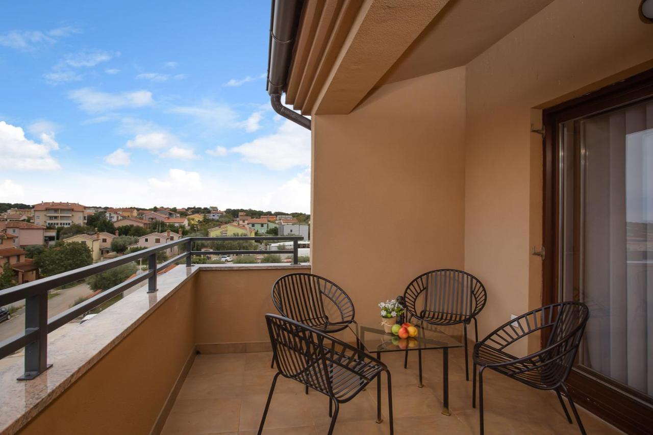 Apartments Cesare With Shared Pool Ližnjan Екстериор снимка