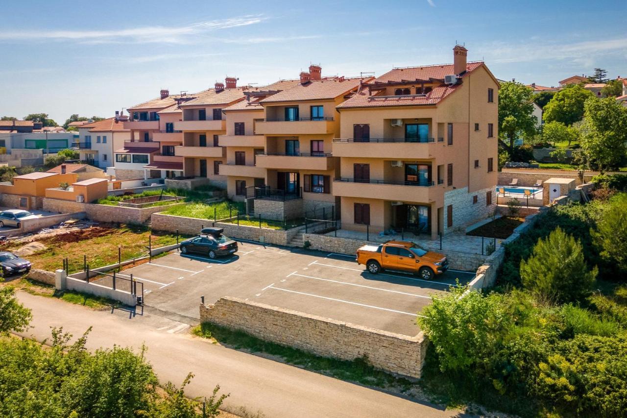 Apartments Cesare With Shared Pool Ližnjan Екстериор снимка