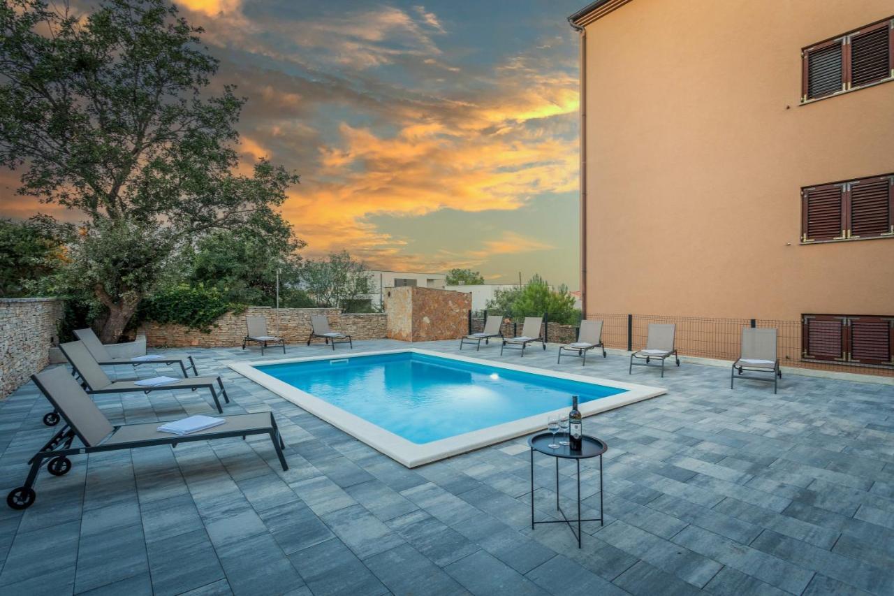 Apartments Cesare With Shared Pool Ližnjan Екстериор снимка