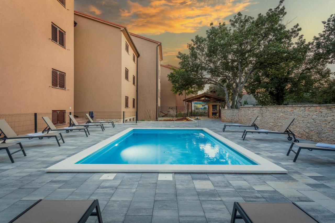 Apartments Cesare With Shared Pool Ližnjan Екстериор снимка