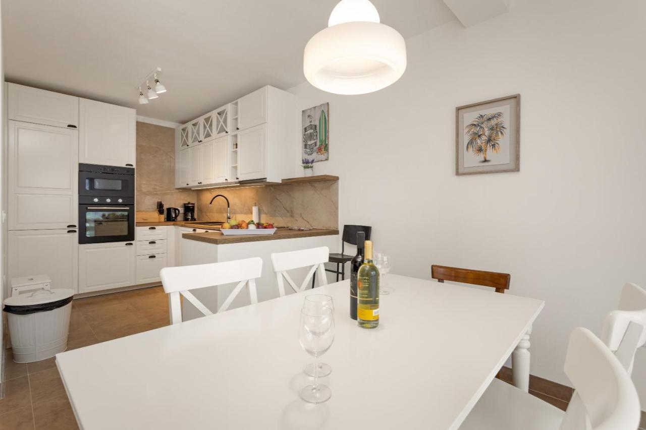 Apartments Cesare With Shared Pool Ližnjan Екстериор снимка